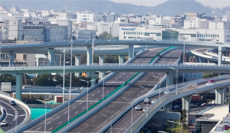 海沧隧道本岛端接线工程位于高崎机场附近，其中主线桥与部分匝道桥跨成功大道